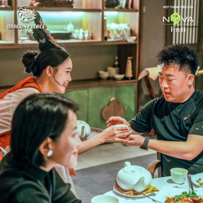 Nhà hàng dimsum Quận 1 phục vụ tinh tế tại bàn, từng ly trà được rót nhẹ nhàng giữa không gian sang trọng và ấm cúng.