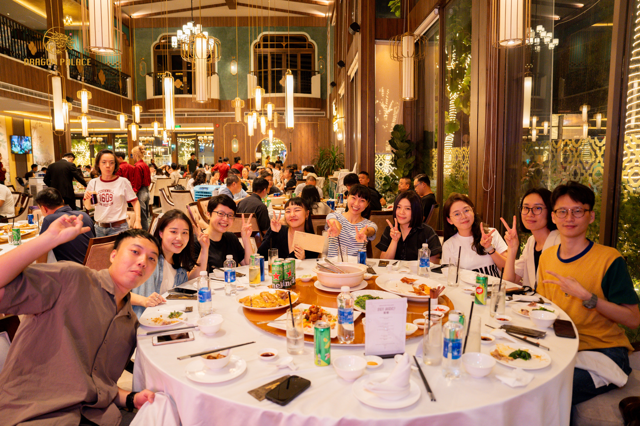 Nhà hàng vịt quay Bắc Kinh với không gian ấm cúng, sang trọng – điểm hẹn lý tưởng cho những buổi tụ tập bạn bè và gặp gỡ thân mật.