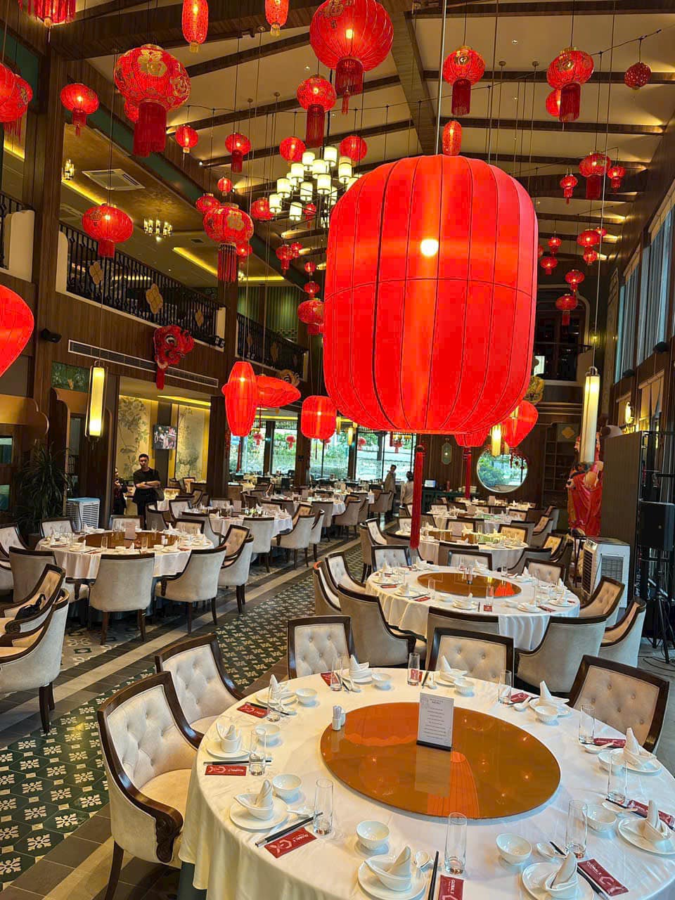 Không gian nhà hàng Trung Quốc TPHCM hiện đại tại Dragon Palaces gây ấn tượng với thiết kế sang trọng, tinh tế, lý tưởng cho những buổi gặp gỡ và tiếp khách chuyên nghiệp.