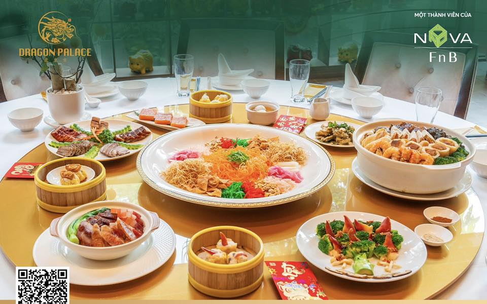 Thưởng thức ăn vịt quay Bắc Kinh ở Sài Gòn với lớp da giòn vàng óng, thịt mềm ngọt trong không gian sang trọng tại Dragon Palaces.