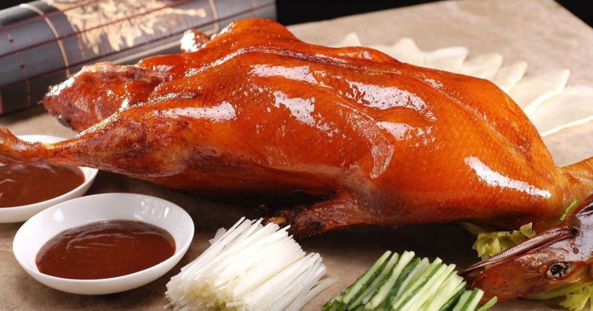 Vịt quay Bắc Kinh thu hút thực khách nhờ lớp da giòn rụm màu bánh mật đẹp mắt và thịt mềm ngọt.