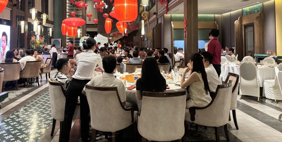 Bàn tiệc đông khách tại Nhà hàng Dragon – không gian ấm cúng của một nhà hàng trung hoa nổi tiếng tphcm, lý tưởng cho những buổi sum họp trọn vẹn.